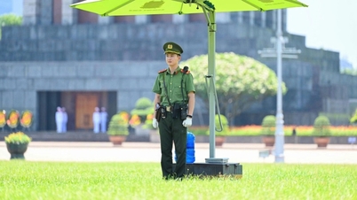 Ein ernst dreinblickender Sicherheitsbeamter steht unter der sengenden Sonne auf dem Ba-Dinh-Platz Wache.