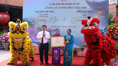Tay Ho Ward modtager certifikatet som anerkendelse af landsbyen som en traditionel lotus-te-infusion.