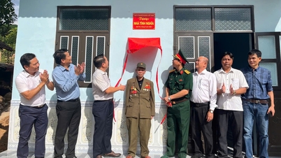 ផ្ទះសប្បុរសធម៌ចំនួន ៧ ត្រូវបានប្រគល់ជូនដល់បុគ្គលដែលមានស្ថានភាពលំបាកនៅខេត្តក្វាងង៉ាយក្នុងពេលដំណាលគ្នា។