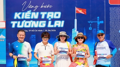 Carrera solidaria del periódico de la construcción: El "extraordinario" Nguyen Van Long y cientos de corredores se han inscrito.