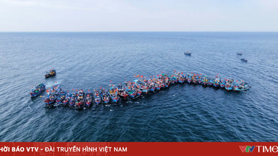 Sovinová postava uprostřed oceánu: Působivý vrchol rybářského festivalu Dak Lak.