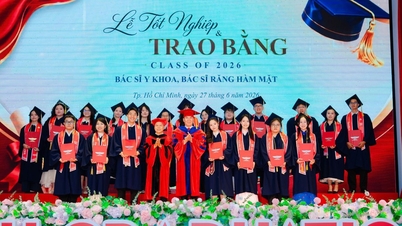 HIU trao bằng cho khóa Bác sĩ Y khoa đầu tiên