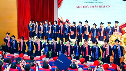 Bir üniversite, tıp doktoru mezunlarının ilk mezuniyet töreninde diplomalarını verdi.
