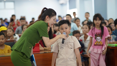 Công an xã Vạn Ninh tuyên truyền pháp luật kết hợp hoạt động bảo vệ môi trường