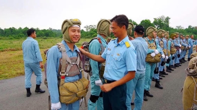 La Brigata 918 ha condotto con successo un addestramento al paracadutismo presso l'aeroporto di Hoa Lac.