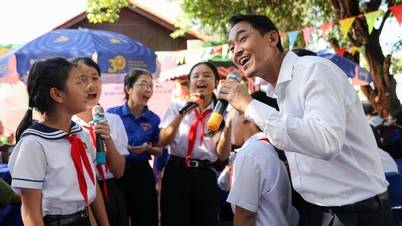 Hứa Vĩ Văn kembali ke Đất Đỏ untuk menyebarkan budaya membaca dan menginspirasi siswa.