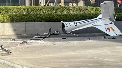 Avião cai no prédio mais alto de Pequim; piloto morre.