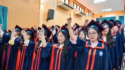 1.149 studenti dell'Università di Medicina e Farmacia dell'Università di Hue hanno ricevuto il diploma di laurea.