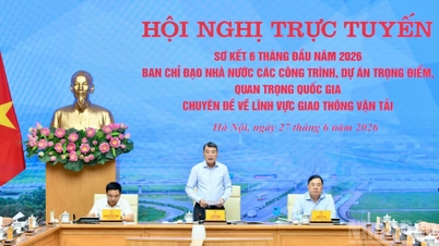 Premiärminister Le Minh Hung ledde onlinekonferensen för att granska genomförandet av viktiga transportprojekt.