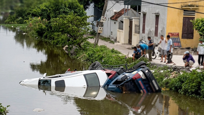 Enquanto transportava um Lexus, o guincho caiu no rio e precisou chamar o resgate.