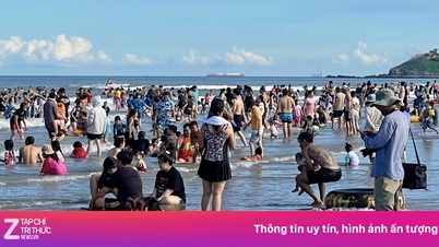Zatłoczona scena na plaży Vung Tau.