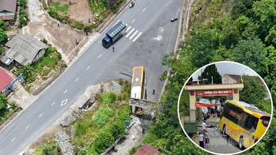 In Nam Dich versagten die Bremsen eines Passagierbusses, der daraufhin in ein Schultor krachte.