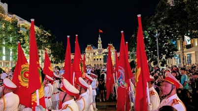 Den særlige brassbandkoncert tiltrak en stor menneskemængde af lokale og turister i hjertet af Ho Chi Minh City.