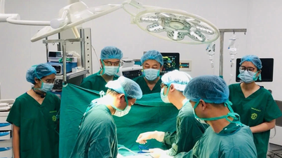 První operace v zařízení Ninh Binh v nemocnici Bach Mai zachránila muže, kterému hrozilo ochrnutí obou nohou.