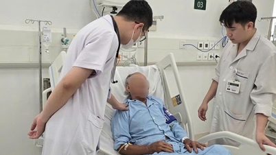 Para dokter di Rumah Sakit Bach Mai cabang Ninh Binh menyelamatkan dua pasien stroke dalam 'golden hour' (jam emas).
