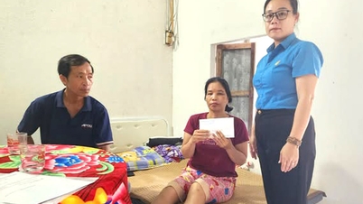 O Sindicato dos Trabalhadores da Comuna de Nui Thanh, em Da Nang, oferece presentes aos seus membros que enfrentam dificuldades e sofrem de doenças graves.