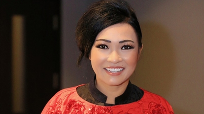 'Kasim' Le Khanh dan 'Nyonya' Phuong Thanh di karpet merah pada pemutaran perdana film 'Kieu' di Hanoi.