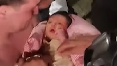 Pasgeboren baby gered uit het puin in Venezuela nadat hij 32 uur vast had gezeten.
