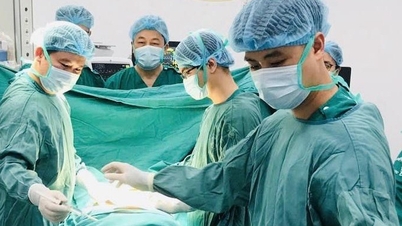 バクマイ病院ニンビン支院の医師たちは、男性を麻痺から救うため、夜通し手術を行った。