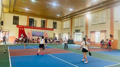 Kompetisi seru di turnamen Pickleball yang diselenggarakan oleh Serikat Pekerja Kelurahan Lao Cai.