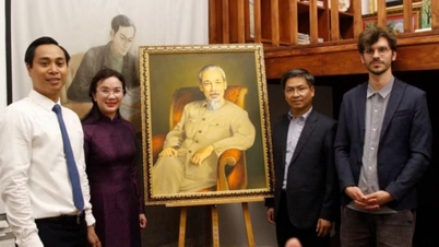 Homenageando o legado do Presidente Ho Chi Minh na França.