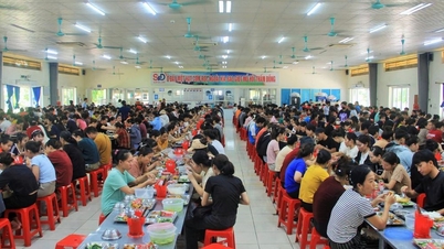 Et glædeligt måltid, der forener familiemedlemmer og arbejdere på den vietnamesiske familiedag.