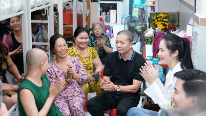 คุณ Ý Nhi ถึงกับหลั่งน้ำตาด้วยความซาบซึ้งใจระหว่างการกลับมาเยี่ยมบ้านพักคนชราสำหรับผู้ป่วยมะเร็งอีกครั้ง