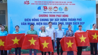 Dien Hong Ward præsenterer nationale flag, træer og måltider som en gestus af solidaritet med folket.