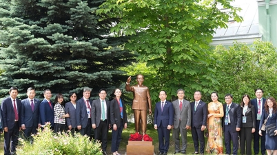 Minister van Justitie Hoang Thanh Tung legt een krans bij het monument voor president Ho Chi Minh en bezoekt de Staatsuniversiteit van Sint-Petersburg.