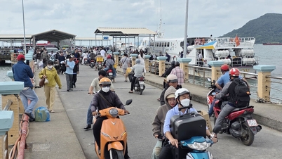 Người điều khiển mô tô, xe gắn máy, xe thô sơ kinh doanh vận chuyển hành khách, hàng hóa phải có biển hiệu, trang phục quy định