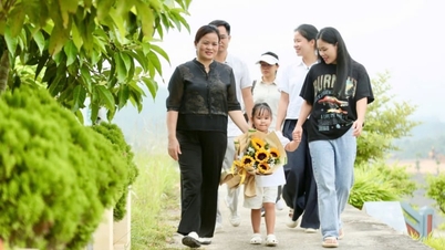วันครอบครัวเวียดนาม 28 มิถุนายน: หลายครอบครัวเลือกใช้โอกาสพิเศษนี้ในการให้ความรู้แก่ลูกหลานเกี่ยวกับรากเหง้าของตน