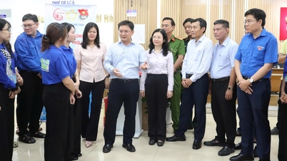 Ho Chi Minh Cityn kansankomitean varapuheenjohtaja Nguyễn Manh Cuong vierailee Digital Summerin vapaaehtoistiimissä ja kannustaa sitä.