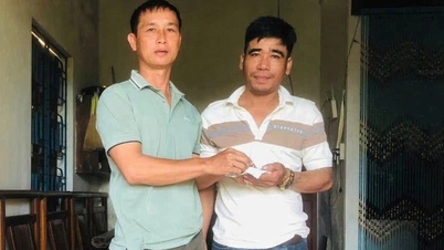គូស្វាមីភរិយា​នេះ​បាន​រើស​យក​ថង់​ពណ៌​ក្រហម​មួយ​នៅ​មុខ​ផ្សារ ហើយ​បើក​វា ហើយ​រក​ឃើញ​មាស​ទម្ងន់ ៧ តម្លឹង។