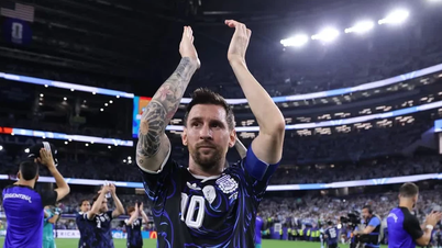 Argentina vyhrává všechny své zápasy, zatímco Rakousko a Alžírsko postupují do dalšího kola.