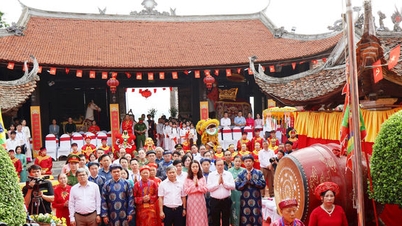 Předseda Hanojského lidového výboru Vu Dai Thang se zúčastnil slavnostního zahájení tradičního festivalu chrámů Chem.