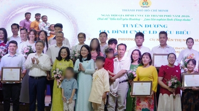 Settantasette famiglie esemplari di operai, dipendenti pubblici e lavoratori di Ho Chi Minh City sono state premiate.