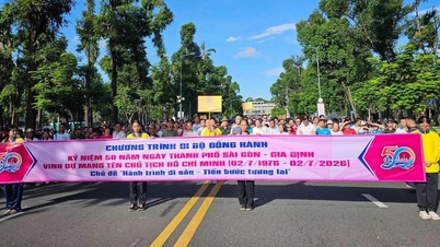 5000 mennesker gikk sammen for å feire 50-årsjubileet for at Saigon - Gia Dinh City ble hedret med navnet til president Ho Chi Minh.