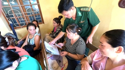 Warga setempat di wilayah perbatasan provinsi Nghe An memindai kode QR untuk melaporkan kejahatan.
