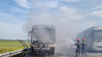 Passagerarbuss fattar eld på riksväg 45 - Nghi Son.