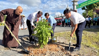 Jalan berhiaskan bunga di sepanjang kanal di komune Binh Loi.
