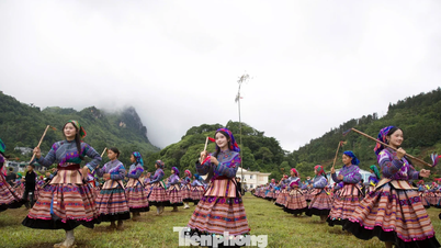 Die traditionelle vietnamesische Zimbeltanzvorführung stellt einen neuen Rekord auf.