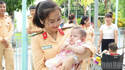 La policía de Dong Thap reparte amor a los niños que atraviesan circunstancias difíciles.