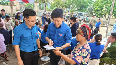 Ungdommene i Ninh Binh tilbyder gratis lægeundersøgelser og udleverer gratis medicin til lokalbefolkningen.