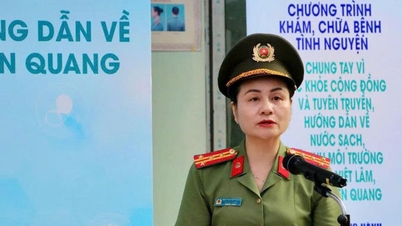 Tuyen Quang: Momen mengharukan penuh solidaritas antara tentara dan warga sipil selama acara pemeriksaan kesehatan dan pemberian hadiah di komune Viet Lam.
