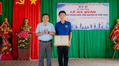 นักเรียนชายได้รับคำชมเชยจากการกระโดดลงทะเลเพื่อช่วยเด็กหญิงที่ถูกคลื่นซัดไป