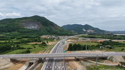 La autopista norte-sur que atraviesa Ha Tinh está preparada para el cobro electrónico de peaje (ETC).