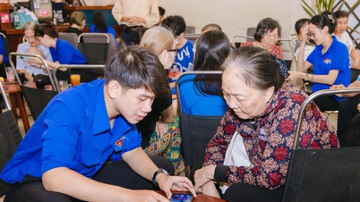 Musim panas para "tutor teknologi" berbaju biru: Menjembatani "kesenjangan digital" antar generasi.