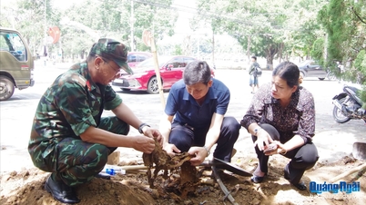 El vicepresidente permanente del Comité Popular Provincial, Y Ngoc, inspecciona las labores de búsqueda de los restos de los soldados caídos.