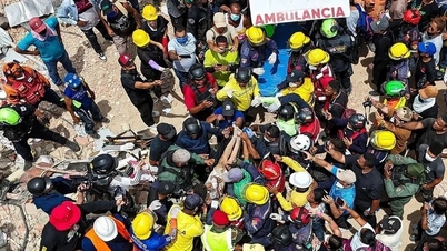 Een vader en zoon hebben het overleefd nadat ze vier dagen vastzaten in een ingestort gebouw in Venezuela.