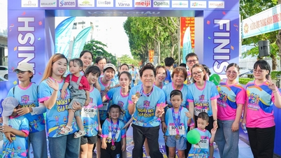 Mais de 2.000 membros de famílias de três gerações, juntamente com Truong Giang, Luong The Thanh e Le Phuong, criaram um vibrante "Dia da Família" em Long Chau.